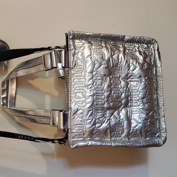 Nwt juicy couture silver metallic handbag with matching pouch on guitar strap - Picture 6 of 7